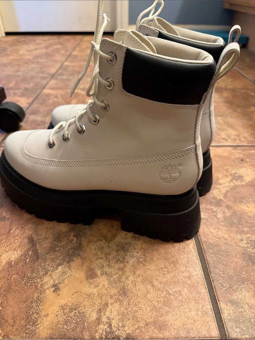Timberland Cream Lace-Up Platform Combat Boots with Black Lug Sole - Picture 2 of 3